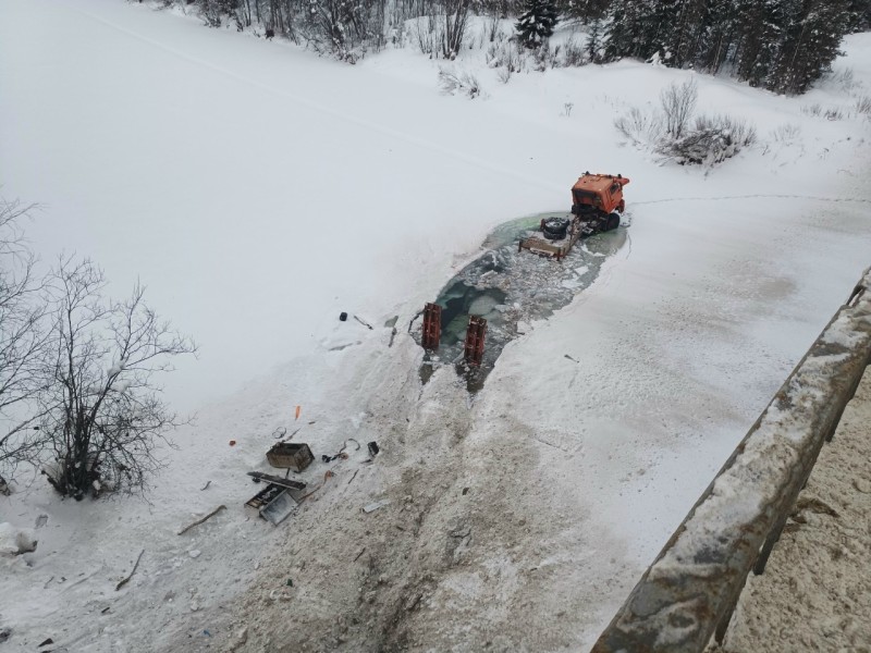 В Коми КамАЗ рухнул в реку