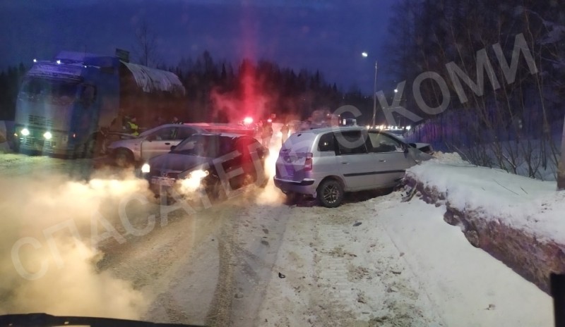 В Коми произошло массовое ДТП: три человека пострадали 