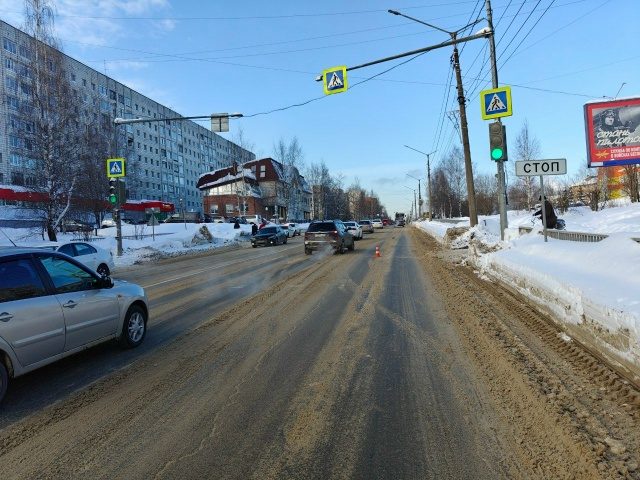 Сыктывкарка попала под колеса иномарки на регулируемом пешеходном переходе 