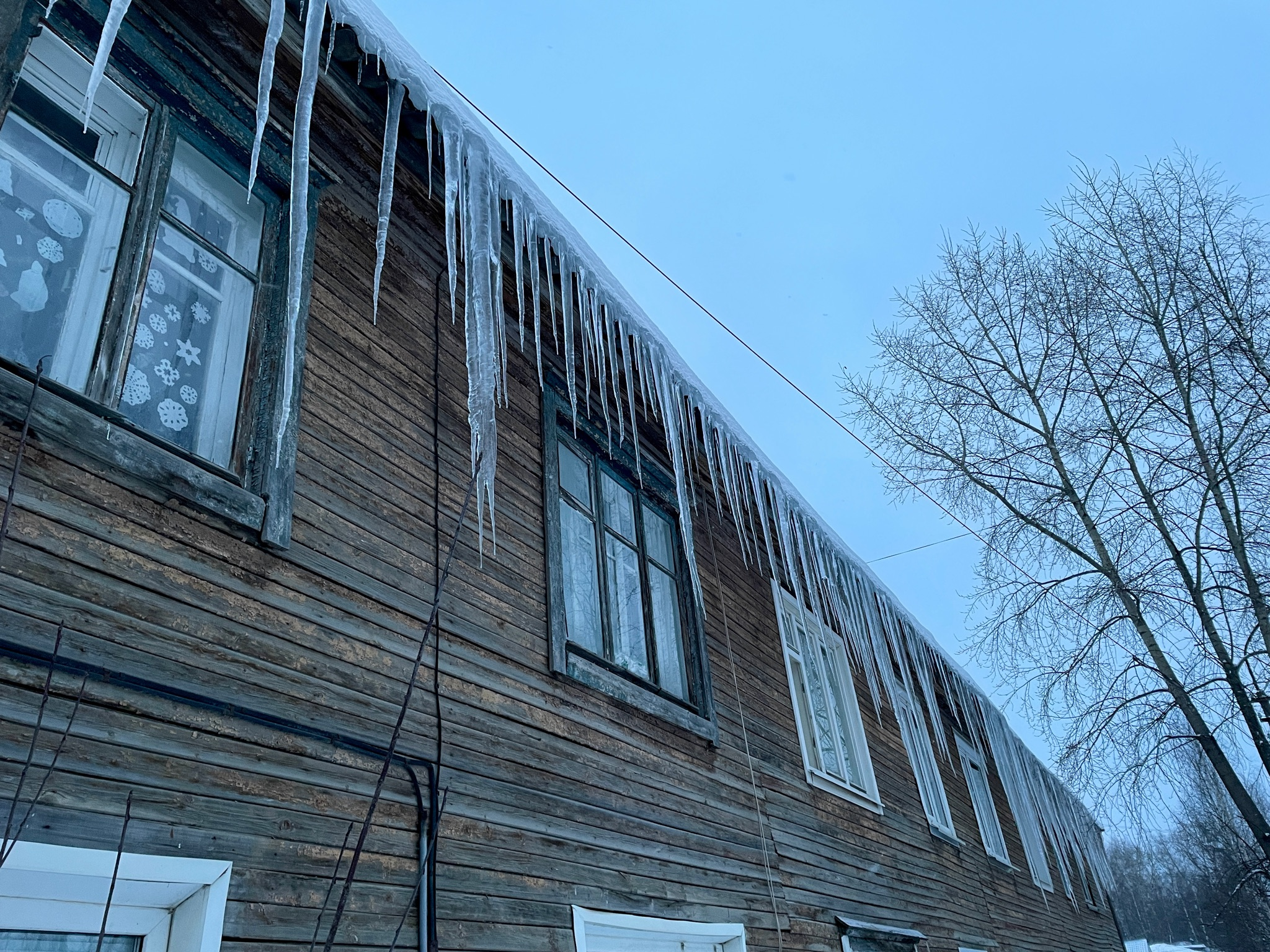 Жителей Коми предупредили о смертельных сосульках и снежных глыбах