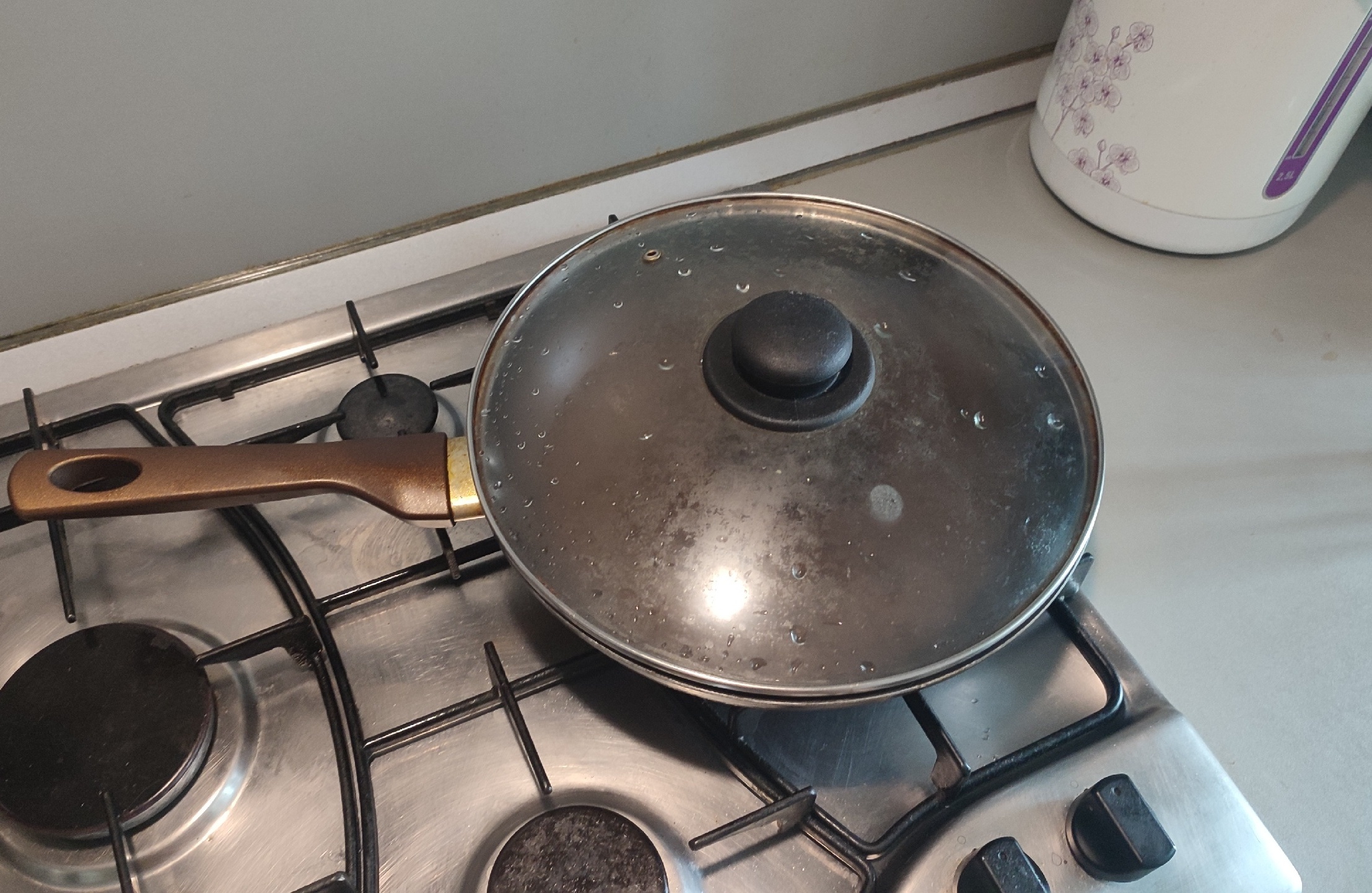 Сковородки мою только так: жир уходит сам, нагар исчезает без усилий, а дно блестит и без царапин