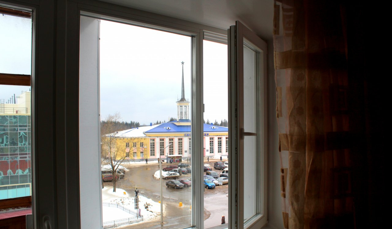 Наклеили за 5 минут и не мерзнем: из окон больше не дует, а подоконник теплый