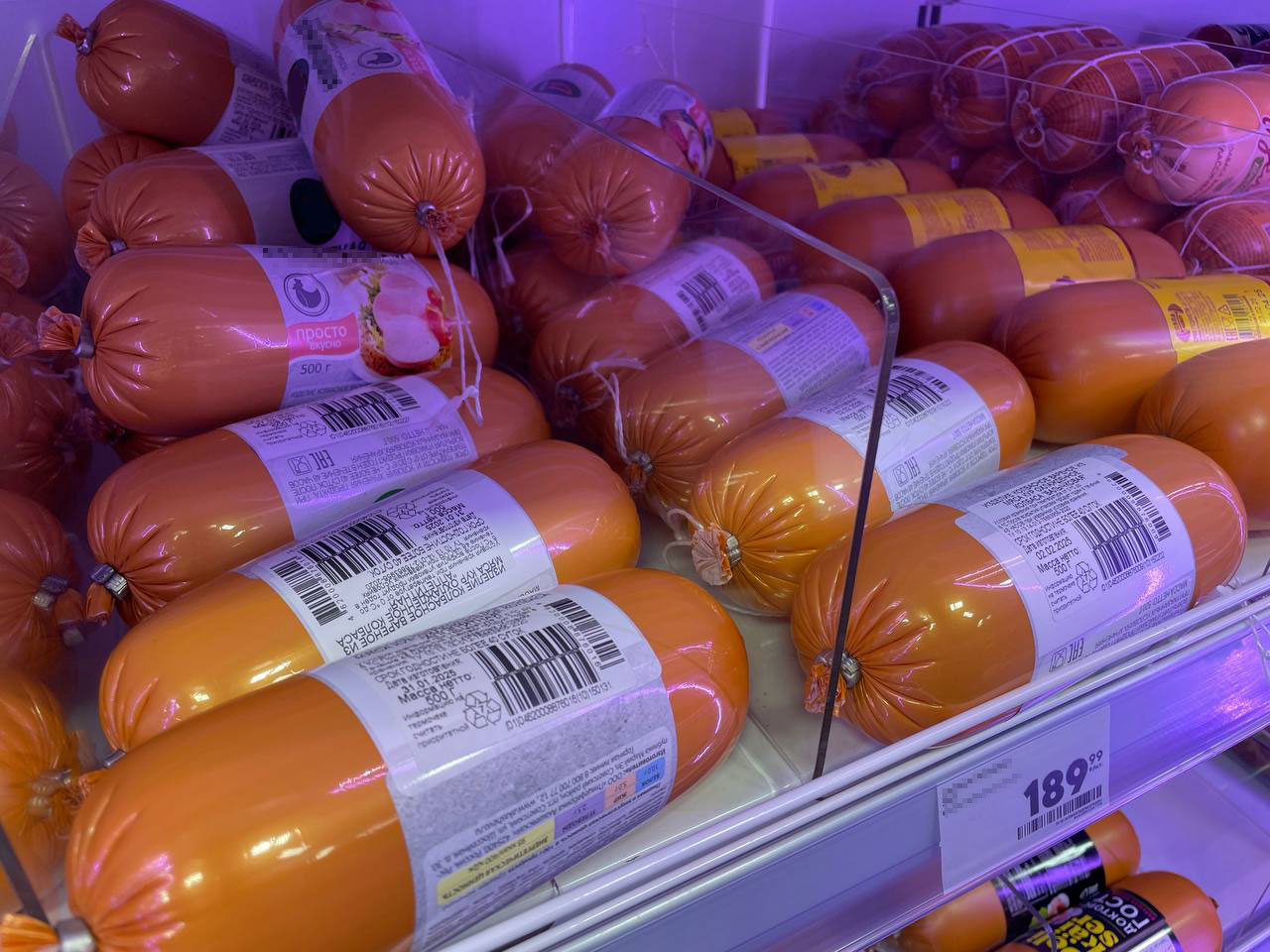 Подруга-продавец рассказала - зачем люди все время берут в «Светофоре» по 10-20 палок колбасы и по 20 кг сосисок