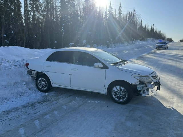 На трассе в Коми водитель Toyota получил тяжелые травмы, врезавшись в снежный вал