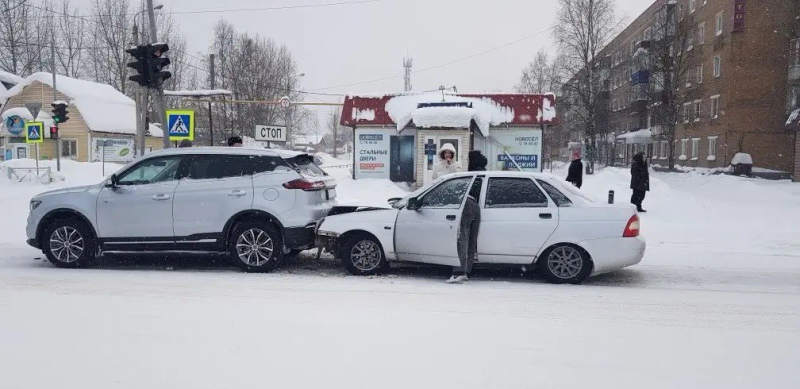 В Коми молодая девушка на отечественном автомобиле устроила аварию с "китайцем" 