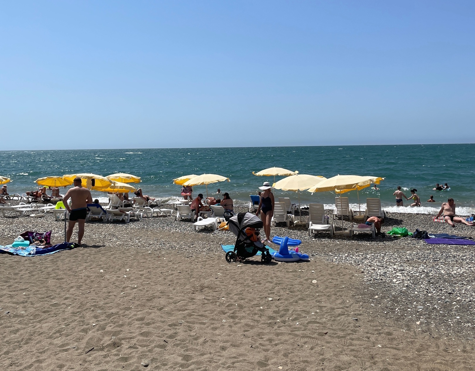 "Попрошайки и разгромленные дома": россияне делятся честными отзывами об отдыхе в Абхазии