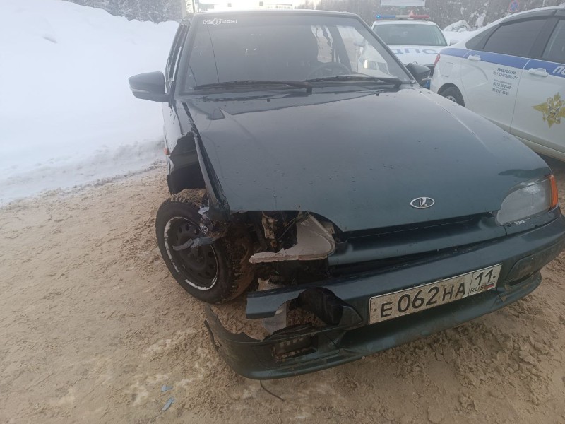 В Сыктывкаре пассажирка легкового автомобиля получила серьезные травмы в столкновении с грузовиком