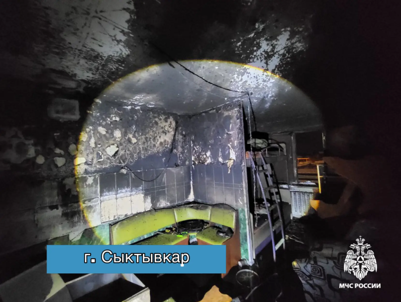 В Сыктывкаре спасатели вывели из горящего дома 40 человек