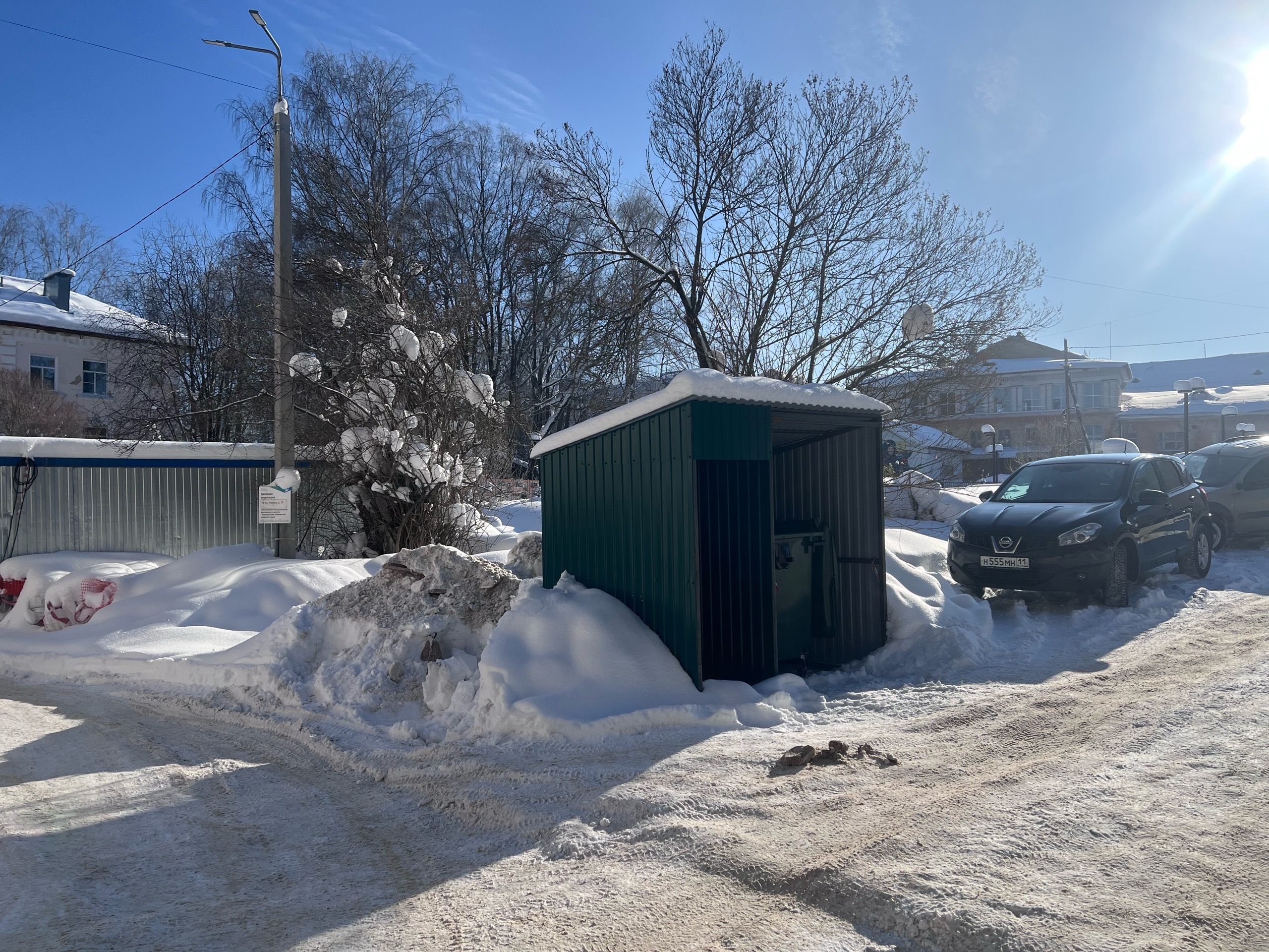 Жители Сыктывкара добились установки контейнерной площадки во дворе после долгих обращений в УК