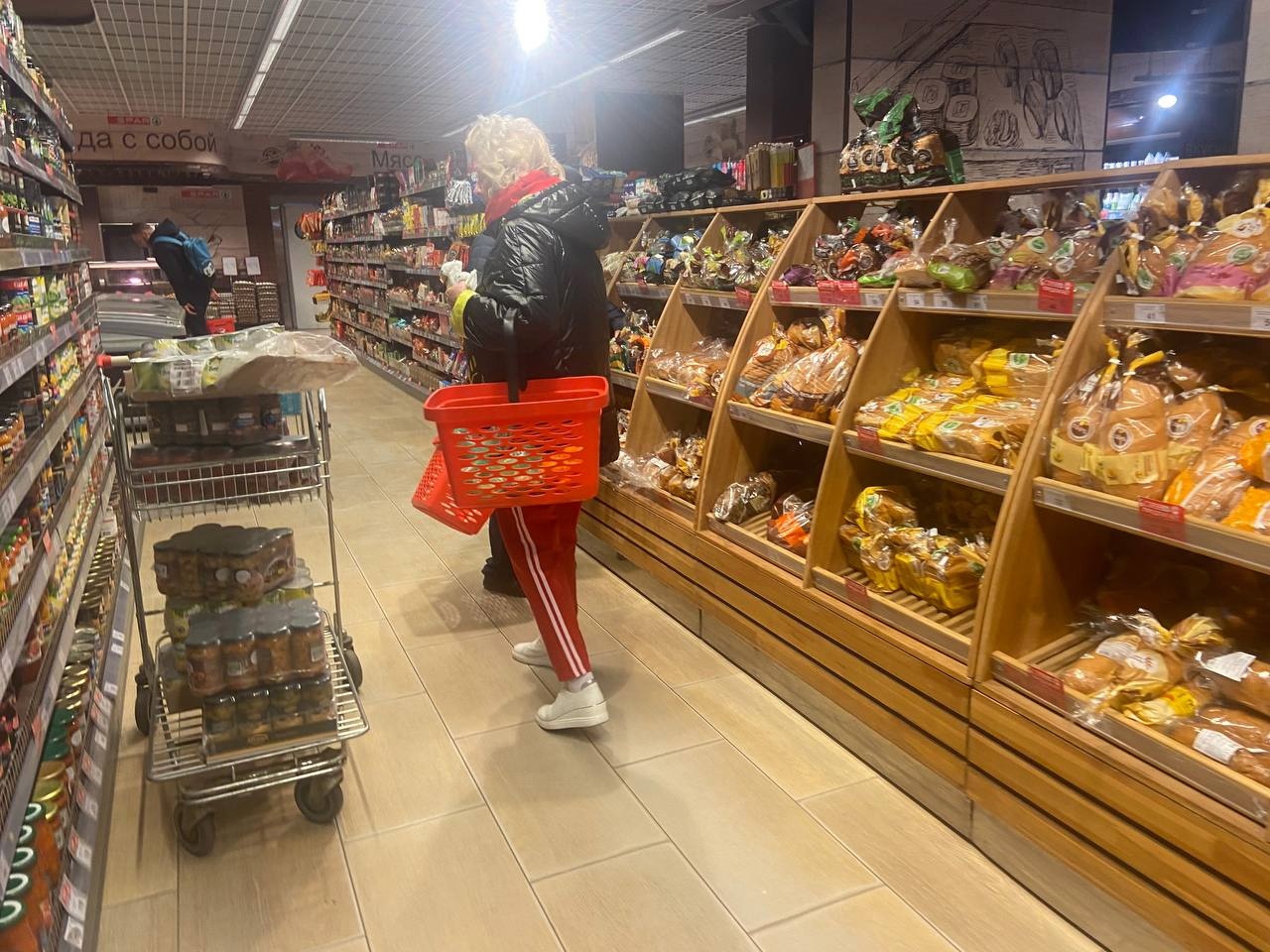 Взял полную корзину продуктов в Магните, оплатив покупку бонусной картой. Своих денег потратил 90 копеек