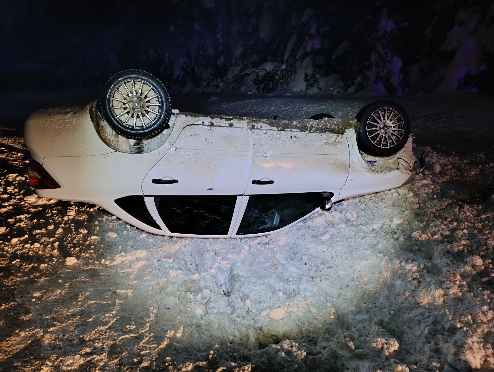 На трассе Сыктывкар – Киров отечественная "Лада" съехала в кювет и перевернулась на крышу