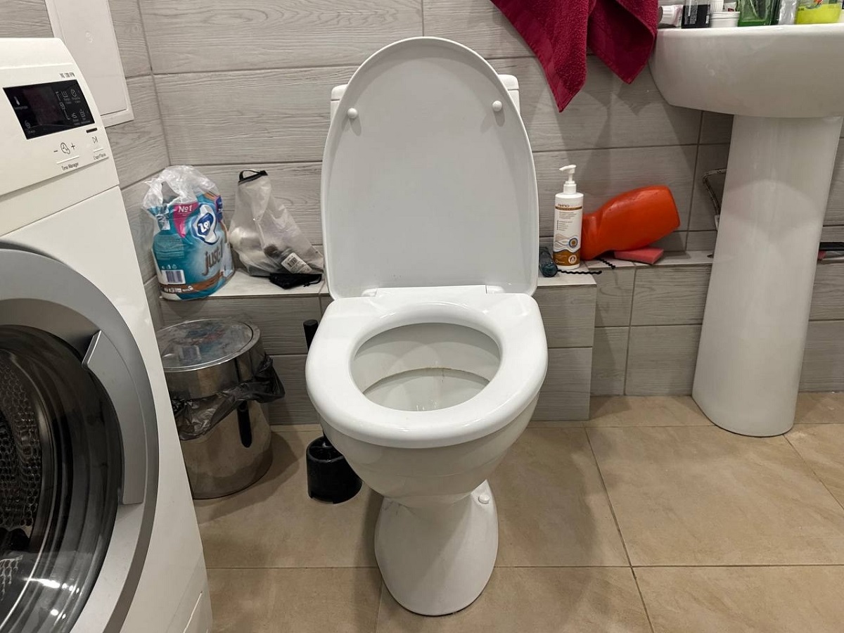 Неприятный запах в туалете исчезает за секунды: старый трюк сантехника, который работает лучше любого освежителя