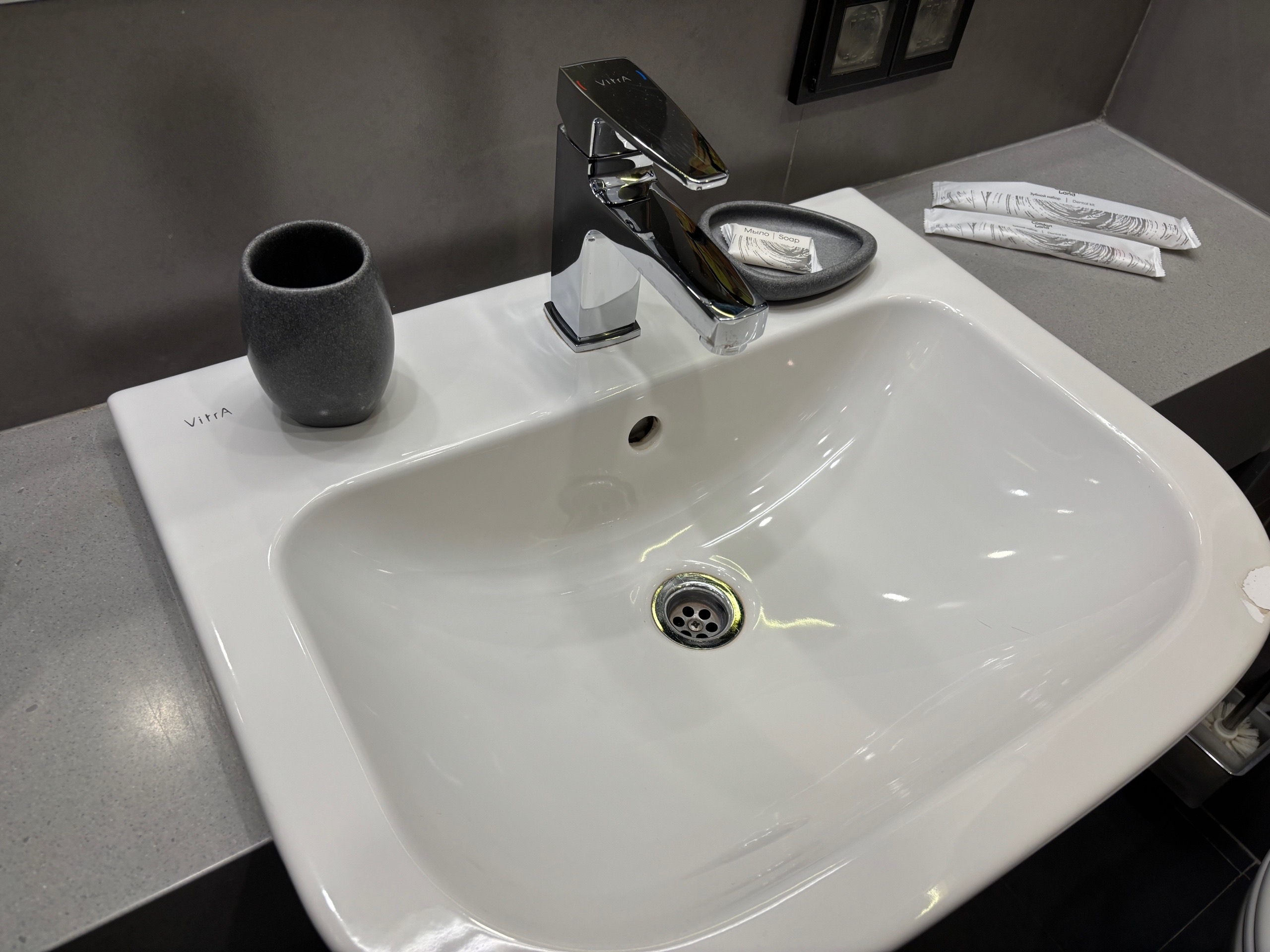 Как отмыть желтый налет слива раковины и избавиться от запаха — хватит всего горсти этого средства