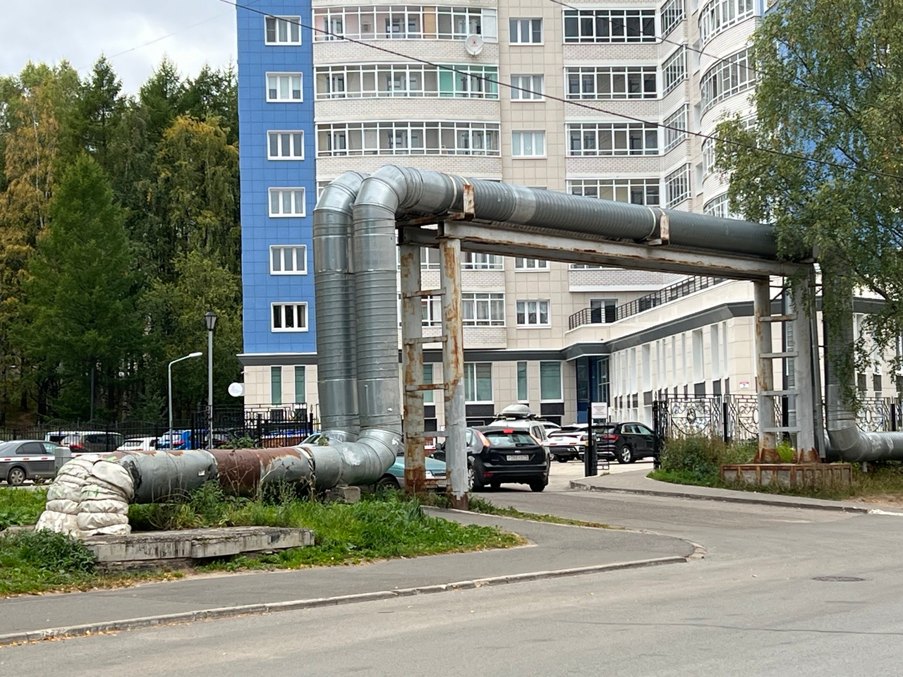 В Сыктывкаре коммунальщики утепляют трубы минеральной ватой