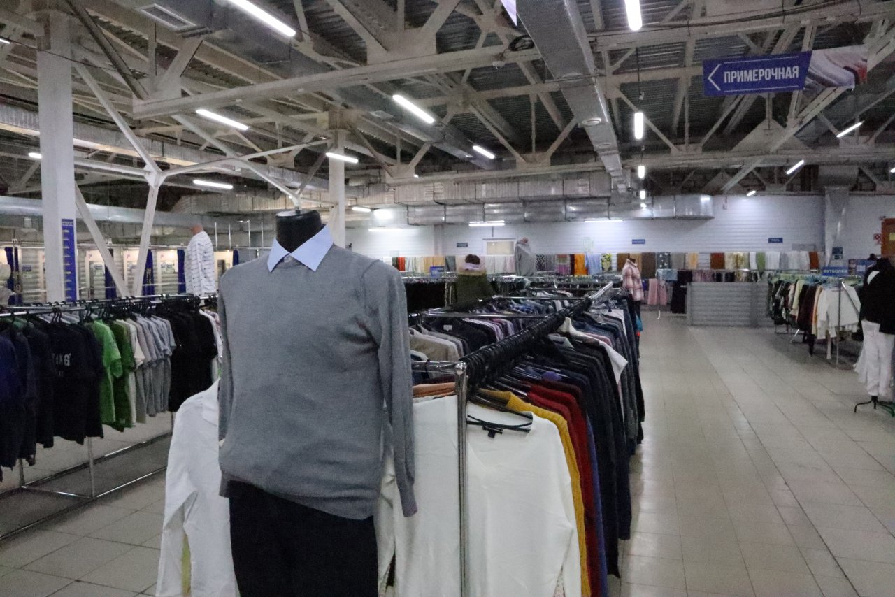 «Секонд‑хенд без прикрас: сотрудник с 7‑летним стажем делится, откуда берётся одежда и что лучше обходить стороной»