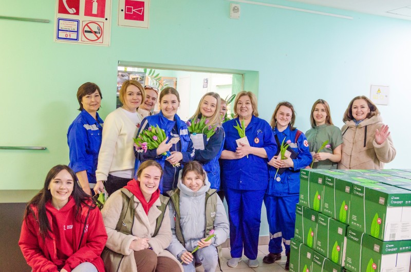 Активисты навестили сотрудниц скорой помощи в Сыктывкаре накануне 8 Марта