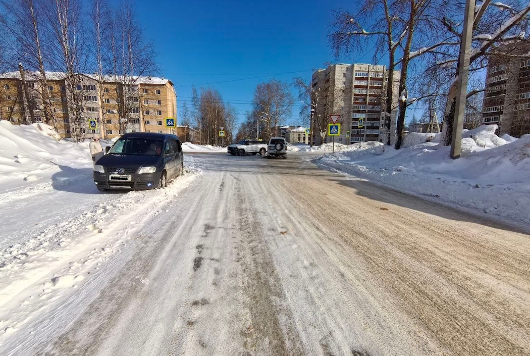 В Сыктывкаре водитель Volkswagen протаранил две иномарки на перекрестке