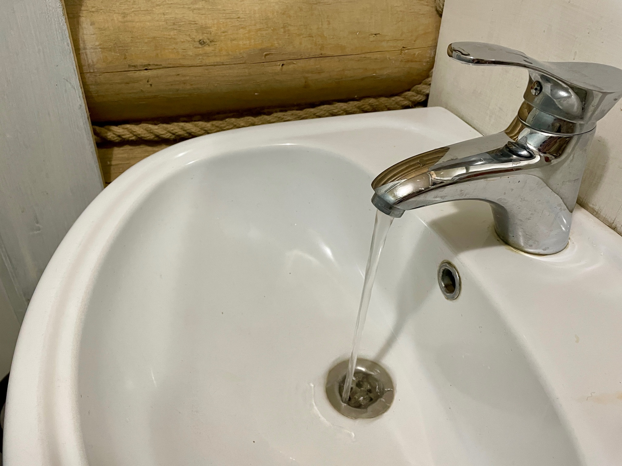 В Коми коммунальщики греют промерзший водопровод