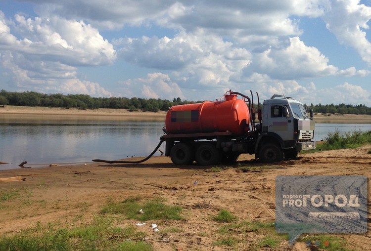 В Сыктывкаре спецтехника сливала отходы прямо в реку на глазах у отдыхающих (фото)