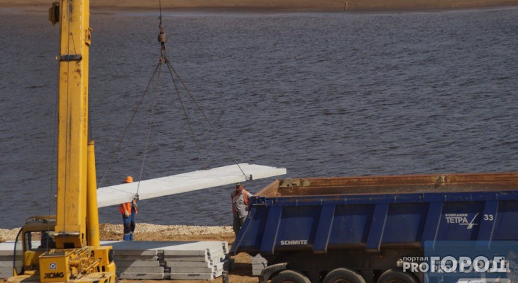 В Сыктывкаре ливень разрушил часть берегоукрепительных сооружений на строящейся набережной