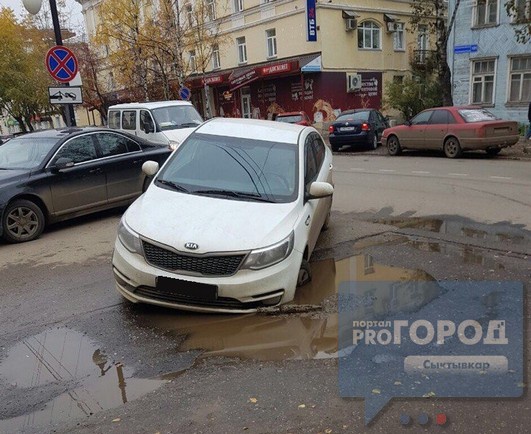 В Сыктывкаре «Киа» провалилась в дорожную яму