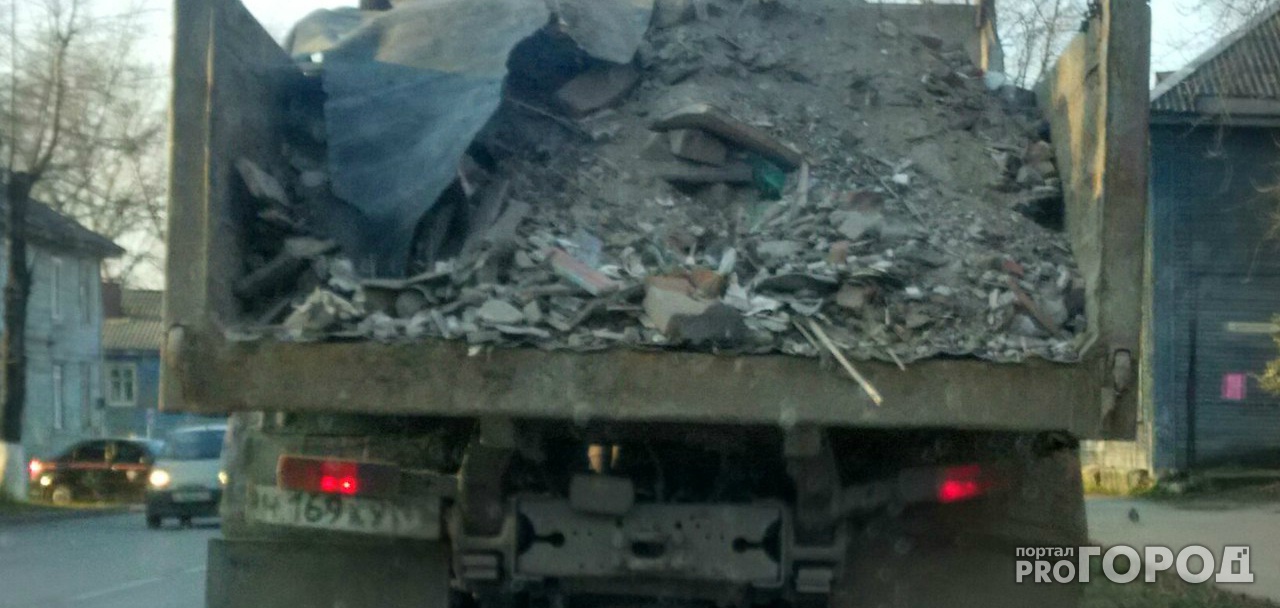 Сыктыкарцы сняли на видео, как из едущего грузовика валится мусор