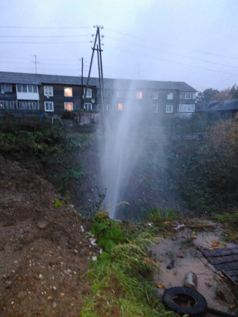 В Сыктывкаре из-под земли хлещет 15-метровый фонтан (фото)