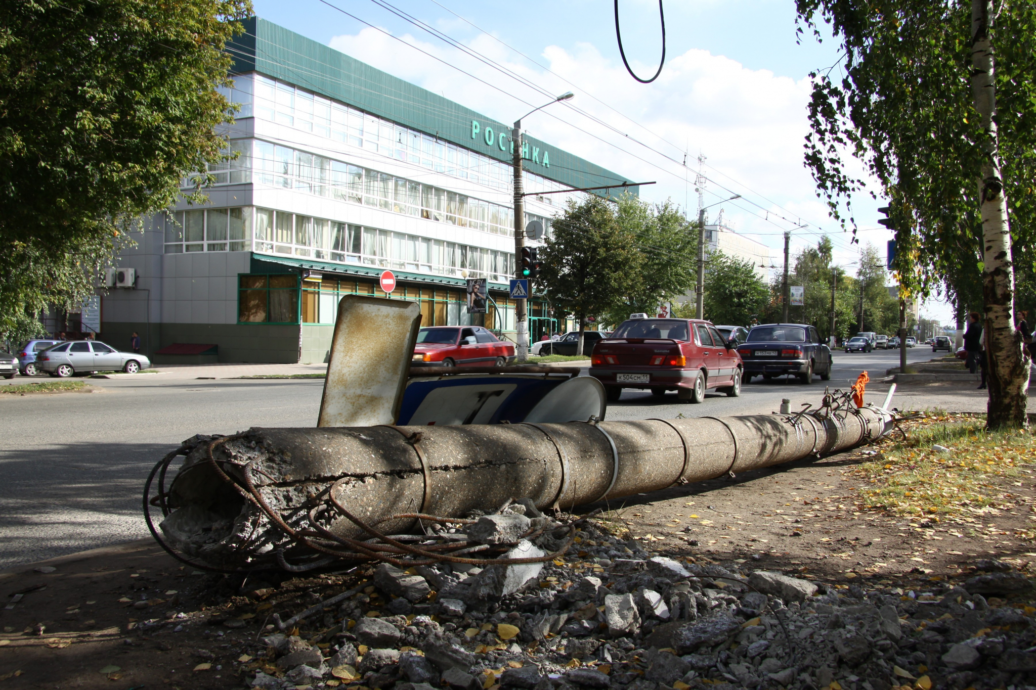 В Коми столб упал вместе с электриком и придавил мужчину