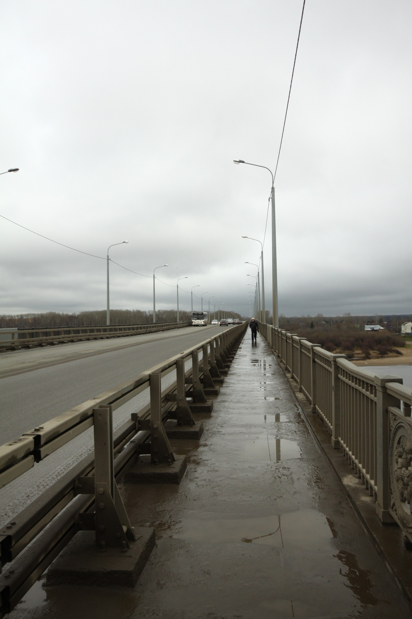 В Коми мужчину сбросили с моста из-за квартиры