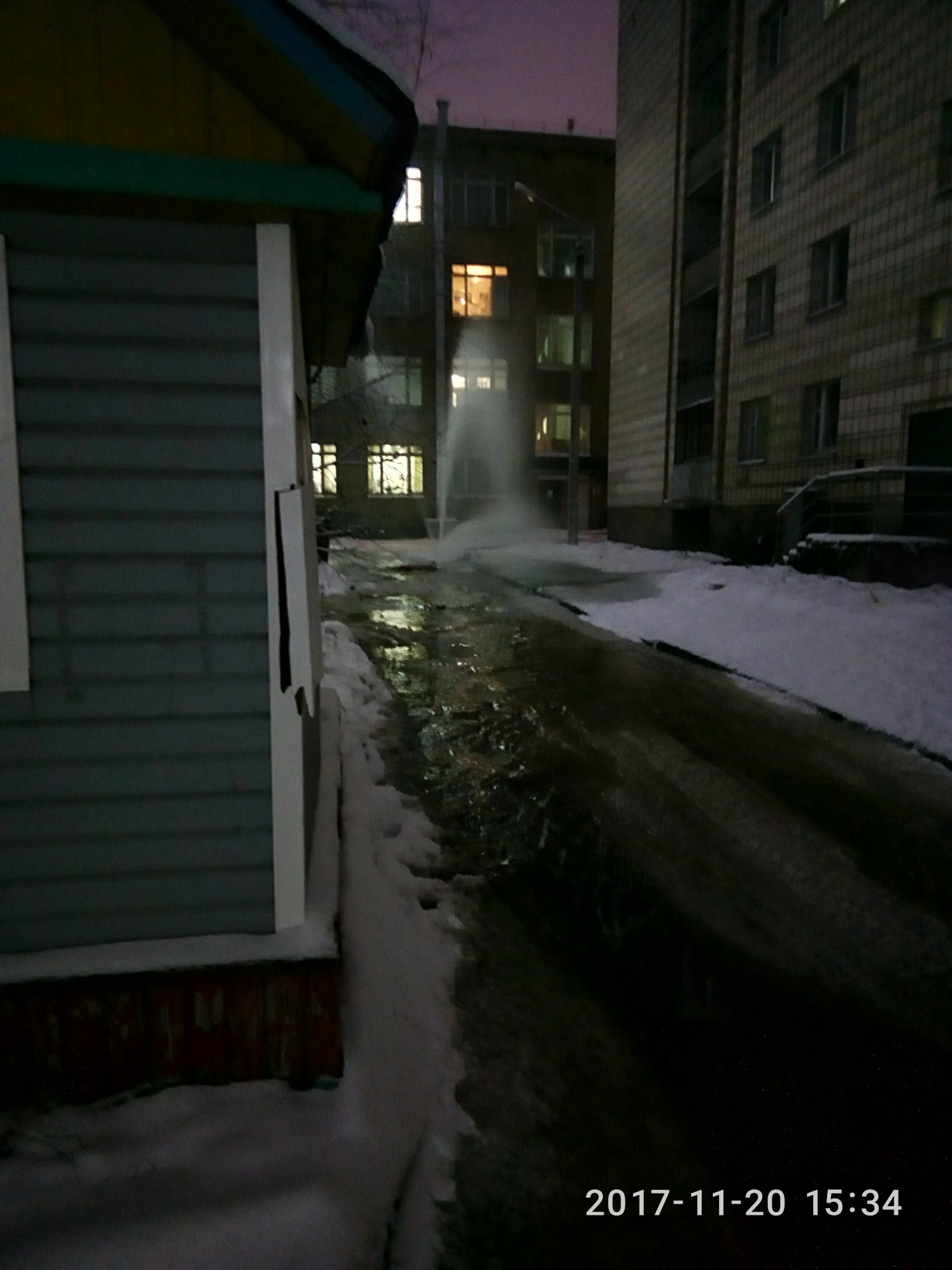 В Сыктывкаре возле университета из-под земли бил мощный фонтан (фото)