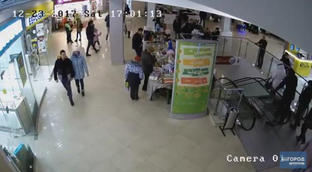 В сыктывкарском ТРЦ камера засняла, как мошенник ловко «разводит» на деньги продавца