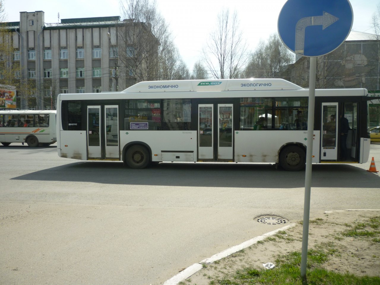 У ТЦ «Аврора» в Сыктывкаре автобус сбил женщину (фото)