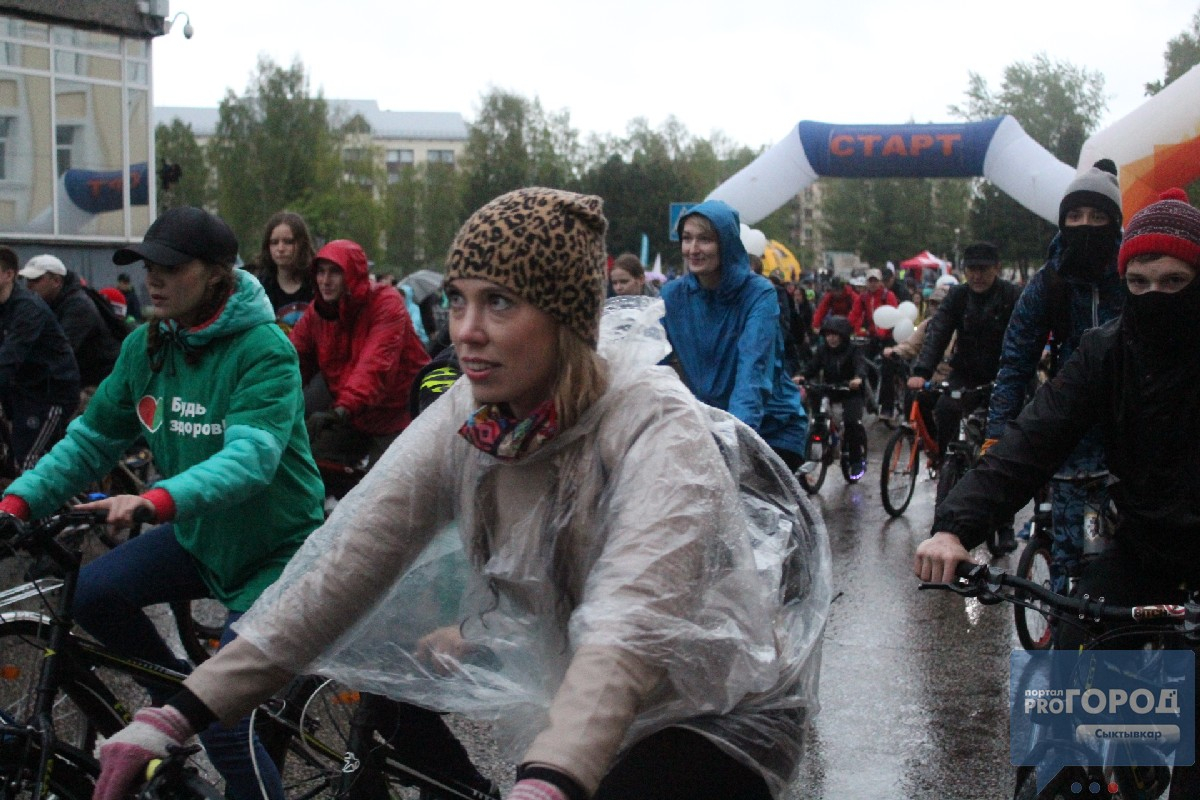 Проливной дождь и холодный ветер: почему сыктывкарцы все-таки пришли на «Велоночь»