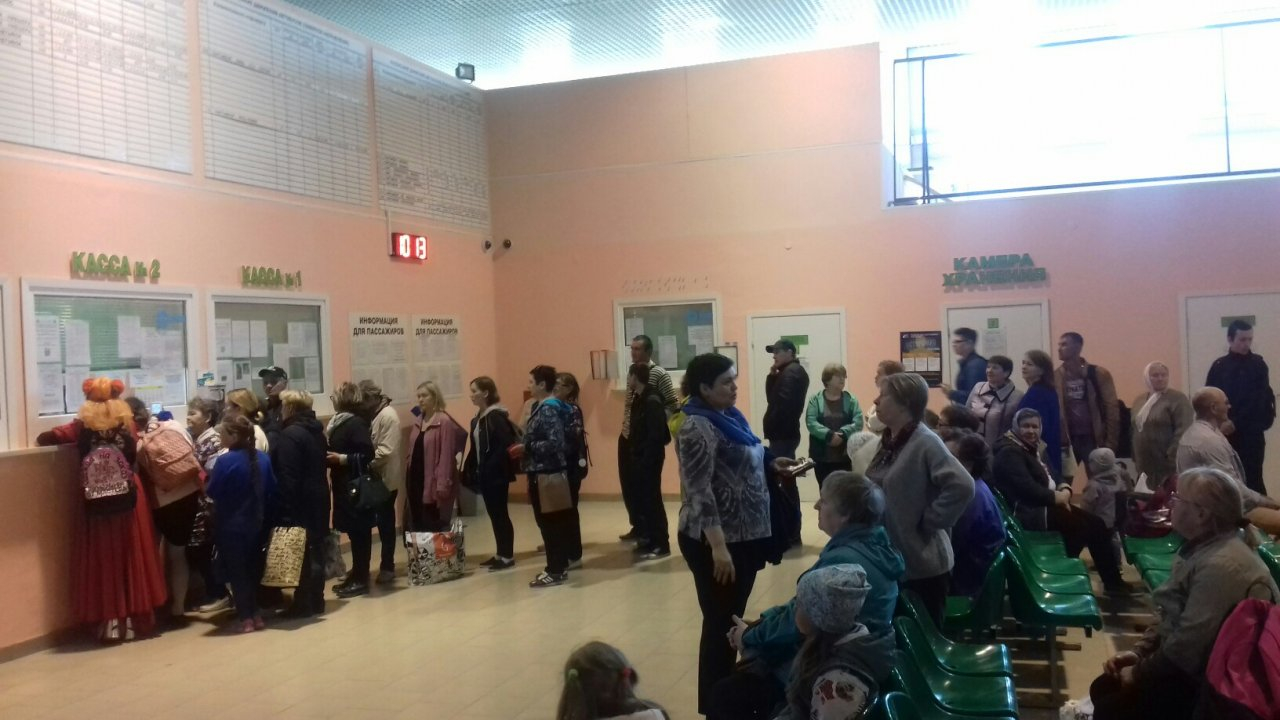 На автовокзале Сыктывкара выстроилась гигантская очередь за билетами (фото)