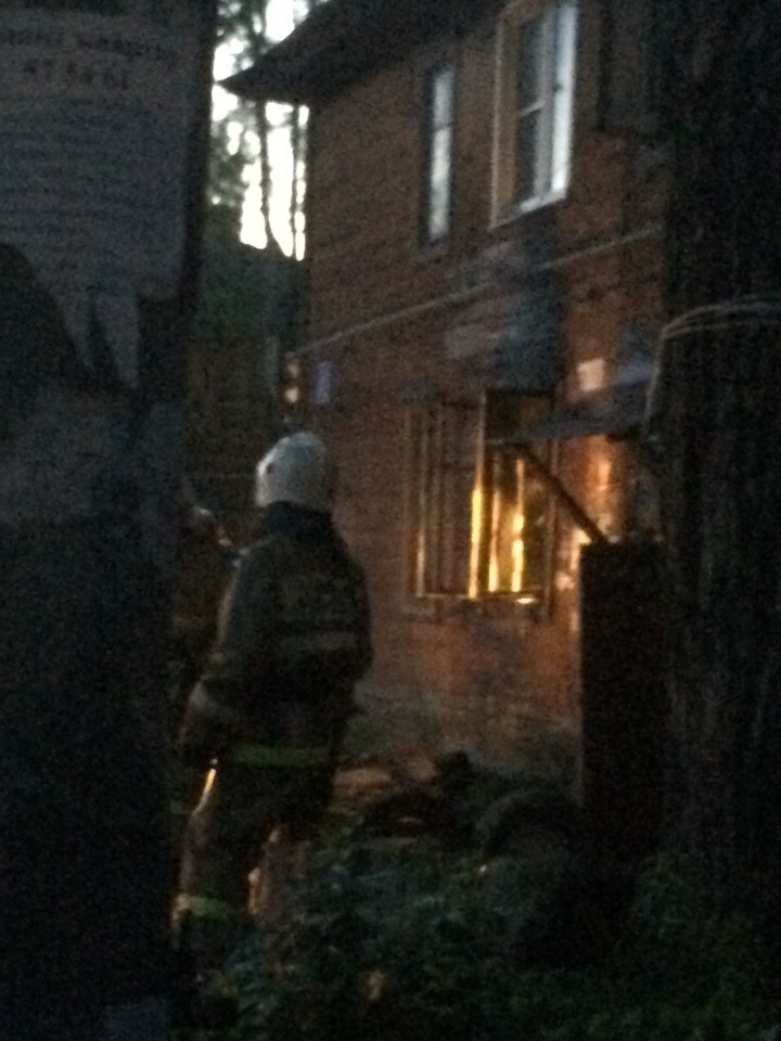 Появилось видео пожара на улице Невельской дивизии в Сыктывкаре