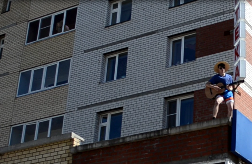 Школьники из Сыктывкара рассказали, что сняли клип, балансируя на крыше 9-этажки (фото, видео)
