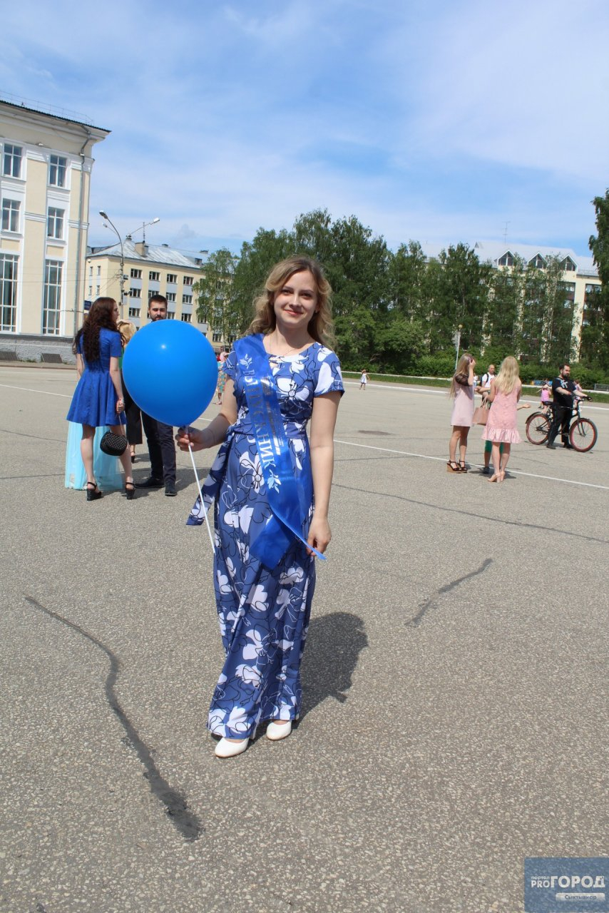 Яркие платья и высокие каблуки: в Сыктывкаре прошло шествие студентов-выпускников (фото)