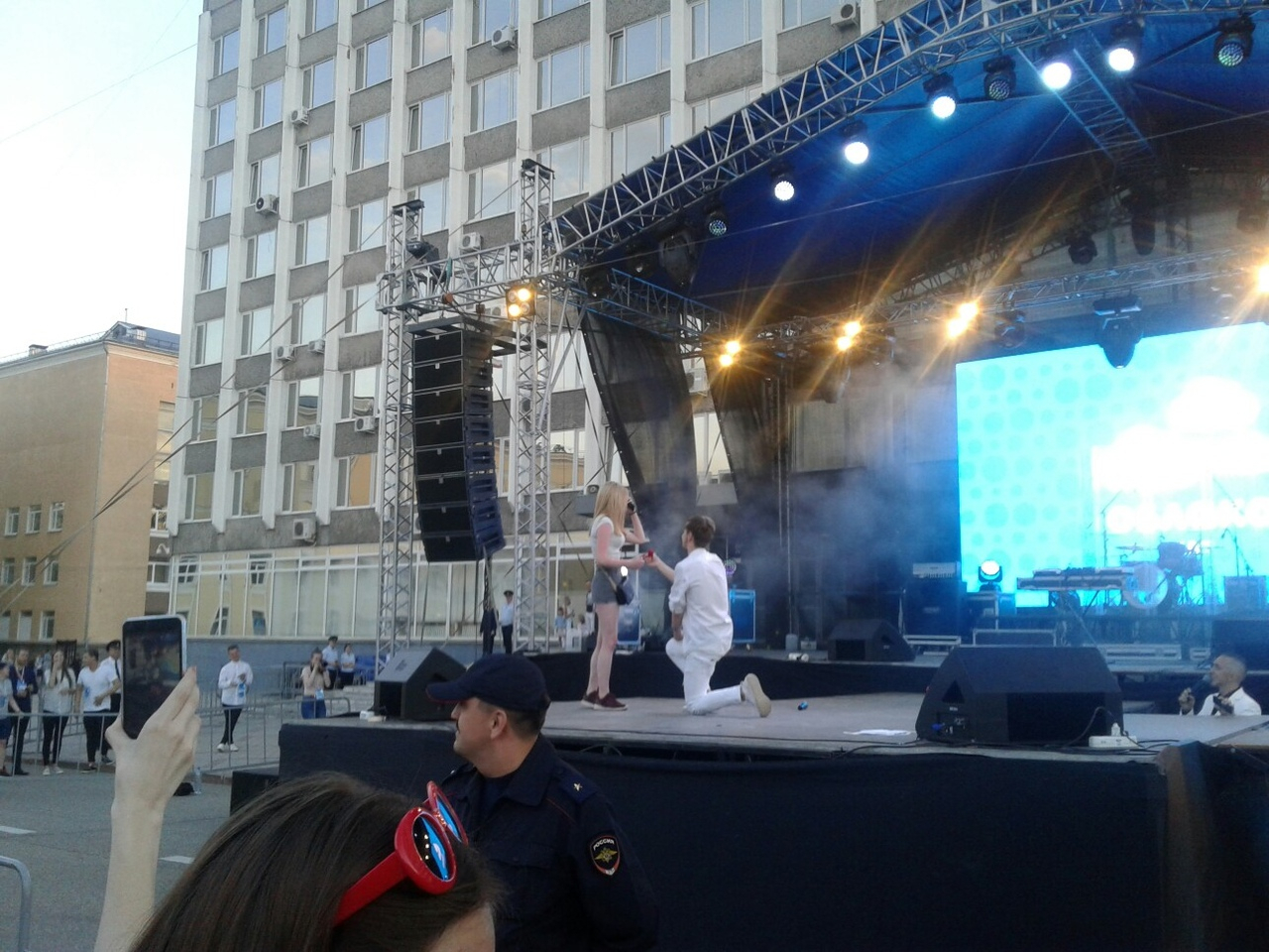 В Сыктывкаре блогер Никита Чернов сделал своей девушке предложение прямо на сцене (видео)