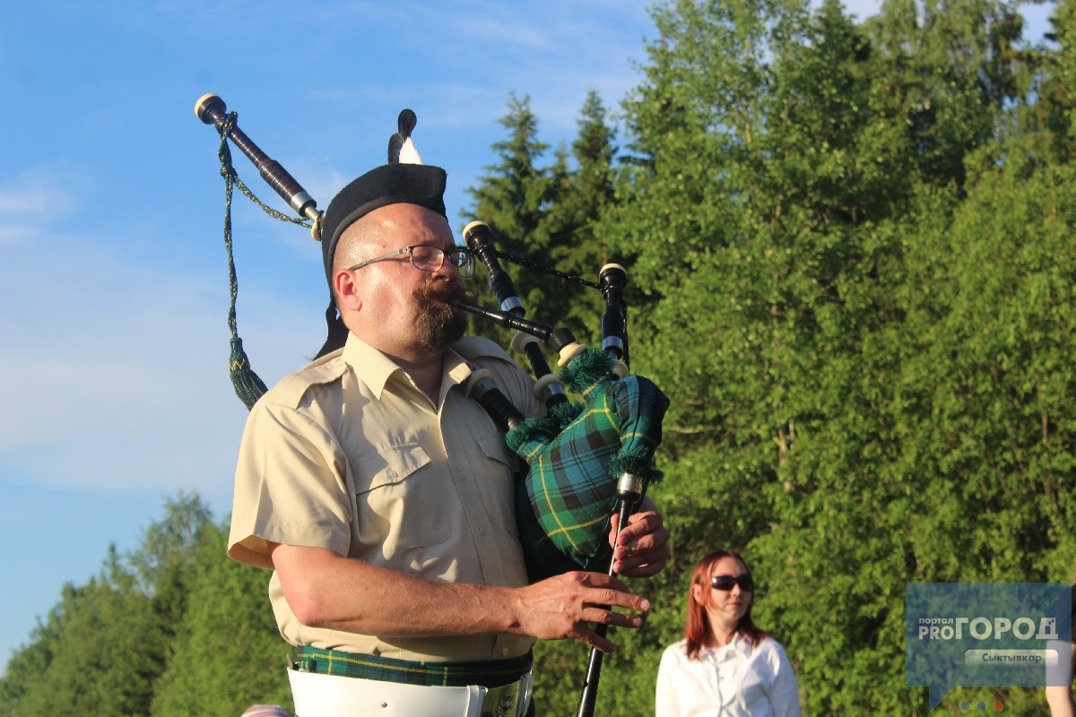 Комары, одуванчики и музыка: известный волынщик Вилли дал open air концерт в Сыктывкаре