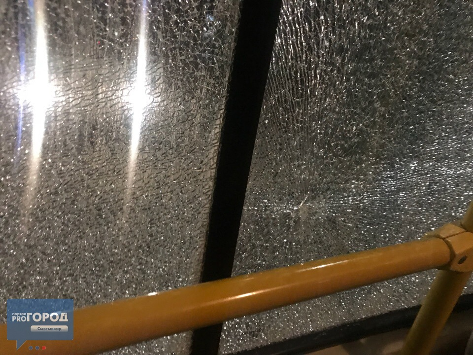 В центре Сыктывкара неизвестные обстреляли пассажирский автобус (фото)