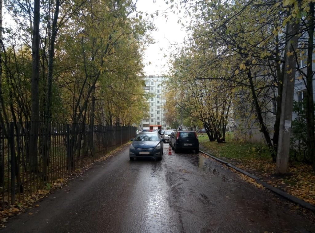 В Сыктывкаре у школы водитель иномарки сбил маленькую девочку, она в больнице (фото)