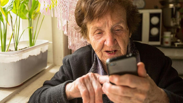 В Сыктывкаре мошенники попросили пенсионерку провести обряды на кладбище