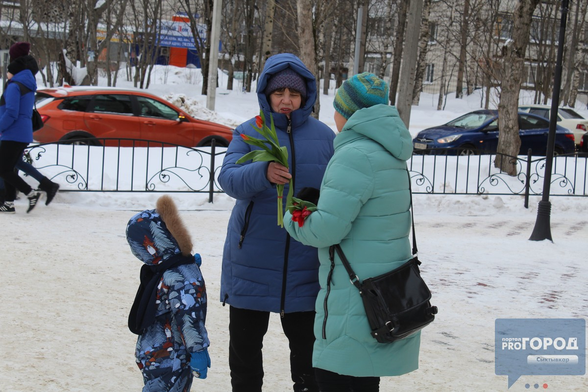 В честь 8 Марта портал PG11.ru подарил сыктывкаркам сотни цветов