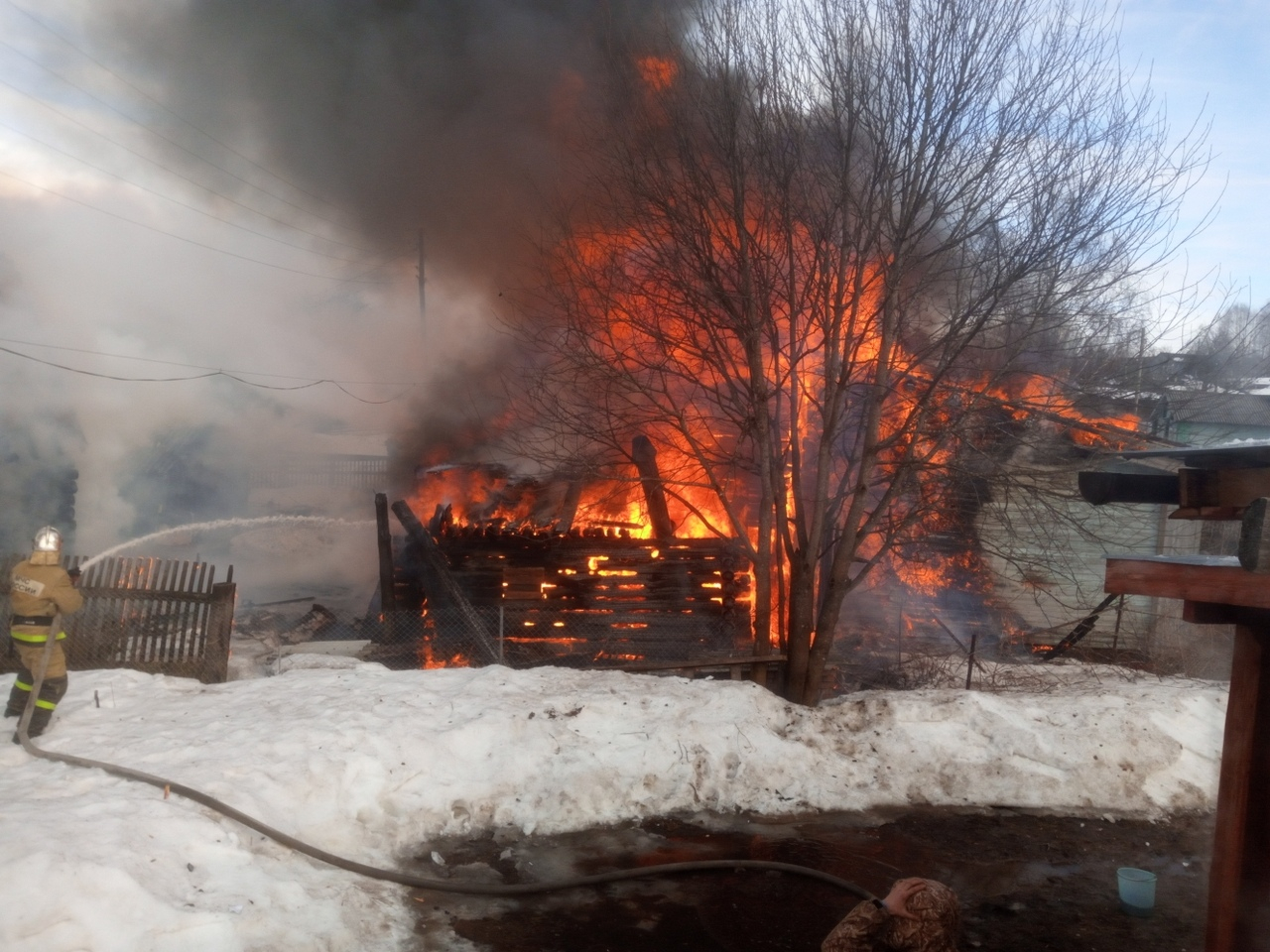 В Коми семья с двумя маленькими детьми осталась на улице после страшного пожара (фото)