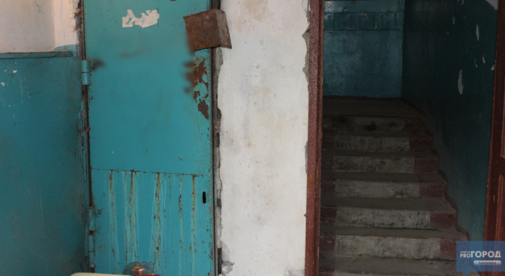 В Коми на лестничной клетке нашли пакет с живым младенцем