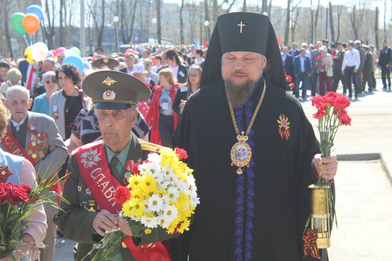 В Сыктывкаре на возложении цветов в честь Дня Победы Владыка Питирим помогал идти ветерану