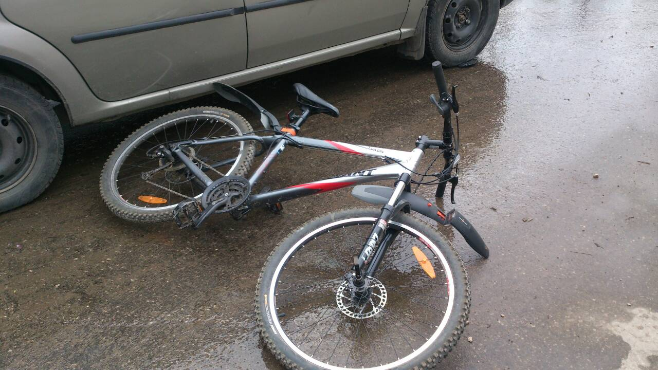 В Коми под колеса «Логана» попал велосипедист-подросток (фото)