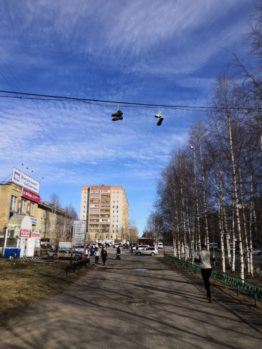 Жители Коми жалуются на обувь, которая висит на проводах больше 10 лет