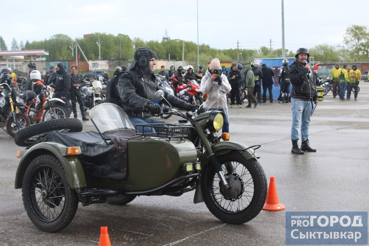 В Сыктывкаре байкеры под снег, дождь и тяжелый рок открыли мотосезон (фото)