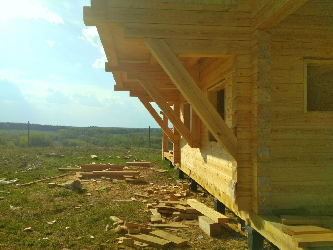 Деревянный дом из бруса: какой материал дает меньшую усадку и не скручивается